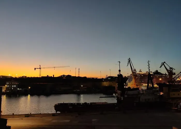 Crew 2 Savynomad Harbour Residences Wow Views Апартаменты *